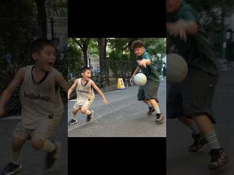 ボールが消えるトリックにミニバスキッズが良いリアクション😂🏀‼️ #shorts #basketball #streetball #バスケ