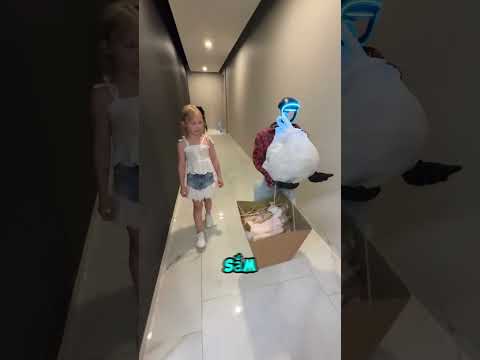 Anh chàng sai lầm khi mua robot về chơi cùng con gái của mình!
