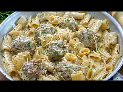 Pasta con albóndigas de cerdo en salsa blanca