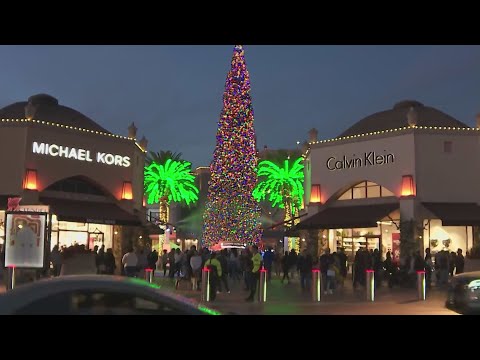 Crowds flock to Citadel Outlets for last stretch of holiday shopping