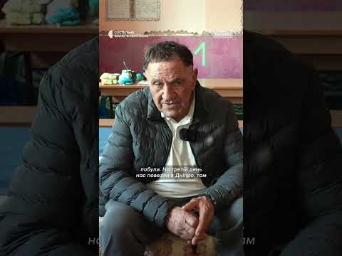 Михайло Політаєв із Дружківки показує руїни будинку сусідів після влучання російської авіабомби