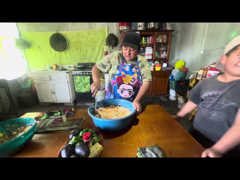 Hoy es cumpleaños de Chuyito y le ayude a Marukita hacer las salsas y una rica ensalada de frutas 