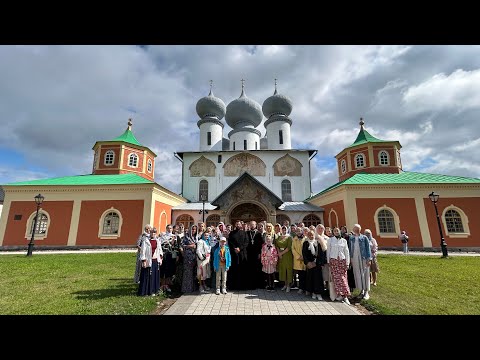 Обитель Пресвятой Богородицы. Паломники Спасо-Преображенского собора в Тихвинском монастыре