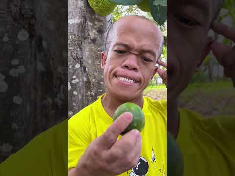 Use fruit to reduce armpit odor 😝#outdoorskills #fyp