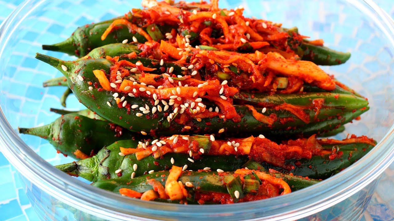 Spicy stuffed green chili pepper kimchi (Gochu-sobagi: )