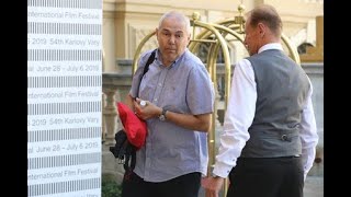 Stačilo málo a celá série dnes už kultovních komedií mohla vypadat naprosto odlišně. Podle webu Supe