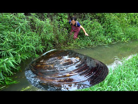 What a coincidence! The big river clam just came out