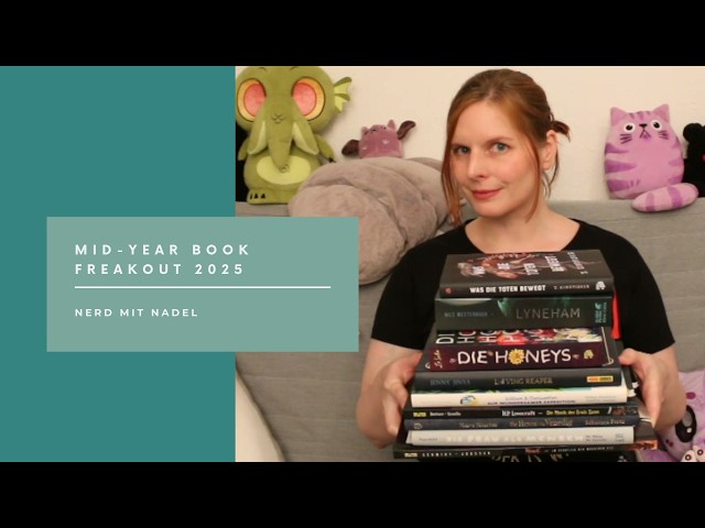 Willkommen zu meinem Mid-Year Book Freakout Tag 2025!
Heute teile ich meine Leseerlebnisse aus dem ersten Halbjahr – mit vielen Comics und Büchern. Die Fragen für diesen Book Tag sind fest vorgegeben und ich beantworte sie ehrlich und ausführlich:

*Meine Fragen zum Mid Year Book Freakout: *
1. Das beste Buch des 1. Halbjahres
2. Das enttäuschendste Buch des 1. Halbjahres
3. Das überraschendste Buch des 1. Halbjahres
4. Neuester Lieblingscharakter
5. Ein Buch, das dich zum Weinen gebracht hat
6. Ein Buch, das dich glücklich gemacht hat
7. Das schönste Buch, das dieses Jahr neu bei dir eingezogen ist
8. Eine Neuerscheinung des 1. Halbjahres, die du noch unbedingt lesen willst
9. Auf welche Neuerscheinung freust du dich im zweiten Halbjahr?
10. SuB des 2. Halbjahres: Welche Bücher willst du dieses Jahr unbedingt noch lesen?

Ich freue mich, wenn ihr mitmacht – teilt eure Antworten gern in den Kommentaren oder verlinkt euer eigenes Video!
Viel Spaß beim Zuschauen und Entdecken!
#midyearbookfreakouttag #booktube #halbjahresbilanz #comics #bücher

*Besucht mich auf:*
https://nerd-mit-nadel.de/ 
https://3frauenncomics.podcaster.de/
https://www.instagram.com/nerd_mit_nadel 
https://twitter.com/NadelNerd/ 
https://www.tiktok.com/@nerd_mit_nadel
https://ko-fi.com/nerdmitnadel 

_Timestamps_
00:00 Moin
01:02 Das beste Buch des 1. Halbjahres
02:43 Das enttäuschendste Buch des 1. Halbjahres
03:42 Das überraschendste Buch des 1. Halbjahres
07:10 Neuester Lieblingscharakter
10:21 Ein Buch, das dich zum Weinen gebracht hat
11:54 Ein Buch, das dich glücklich gemacht hat
17:41 Das schönste Buch, das dieses Jahr neu bei dir eingezogen ist
19:49 Neuerscheinung des 1. Halbjahres, die du noch unbedingt lesen willst
21:33 Auf welche Neuerscheinung freust du dich im zweiten Halbjahr?
24:22 SuB des 2. Halbjahres: Welche Bücher willst du dieses Jahr unbedingt noch lesen?
27:37 Macht mit und verlinkt mich

#booktag
