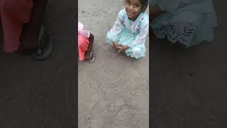 कला का प्रदर्शन जमीन पर करते बच्चे
