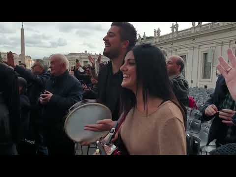 TARANTELLA CALABRESE IN VATICANO - FORTUNATO & VALENTINA SUONANO PER PAPA FRANCESCO!