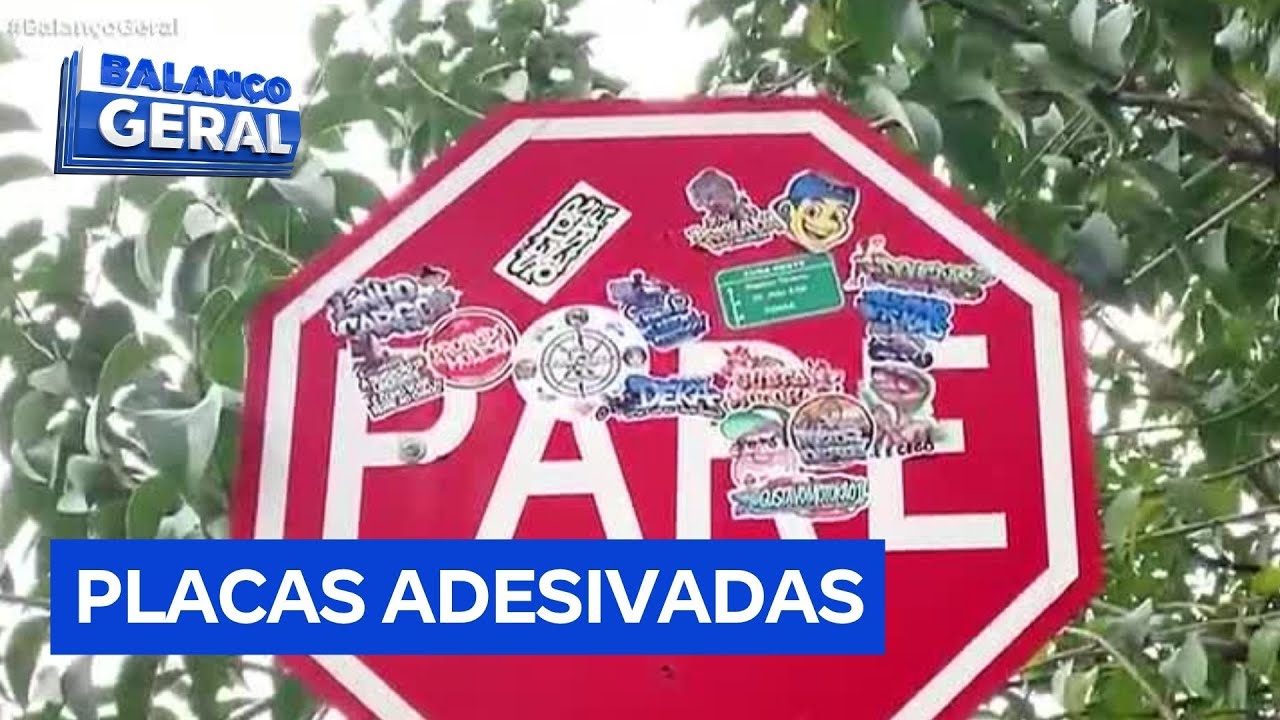 Placas de trânsito cobertas por adesivos preocupam motoristas em São Paulo