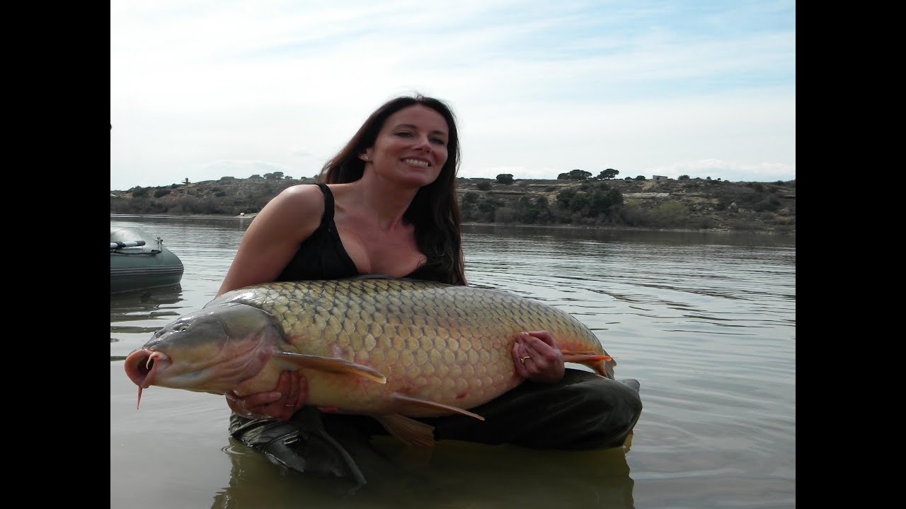 Lucky girl fish a big carp over 60 lbs by catfish world
