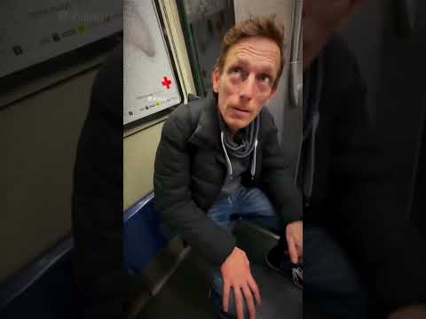 شاب ايطالي يركض ورا شخص