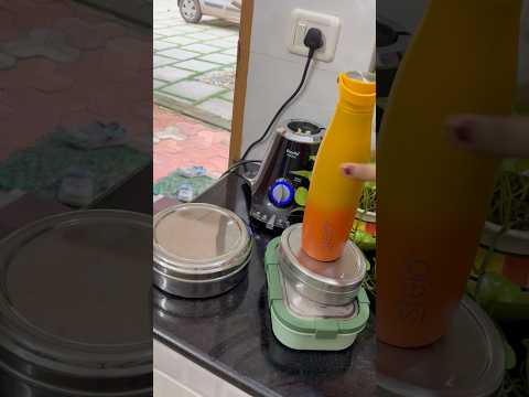 അപ്പുക്കുട്ടൻ എഴുന്നേറ്റ് വരുമ്പഴത്തേന് ലഞ്ച് ബോക്സ് പാക്ക് ചെയ്യണം എന്ന് വിചാരിച്ചതാണ് പക്ഷേ