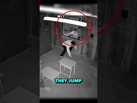 The Escape Room Actor is Mocked by Two Friends!🤣