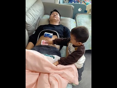 Dad pretends not to cover quilt to test son's reaction, but his action is warm-hearted. 😂