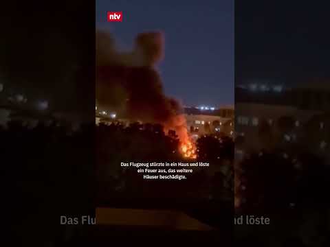 Florida: Kleinflugzeug stürzt in Wohnsiedlung und löst Brand aus | #ntv #shorts #florida