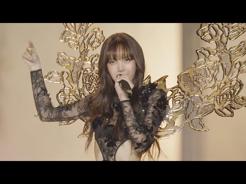 LISA PERFORMING "MOONLIT FLOOR" AT VICTORIA SECRET