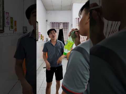 sao lại uống nước kiểu đấy, con thích thế #shorts