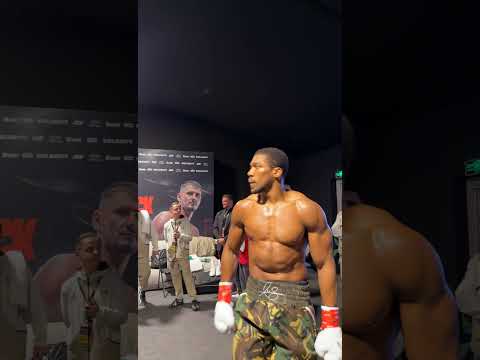 Almost that time in Jeddah 🔥 @anthonyjoshua warms up #boxing