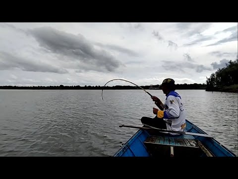 Mancing buat lauk untuk makan bersama