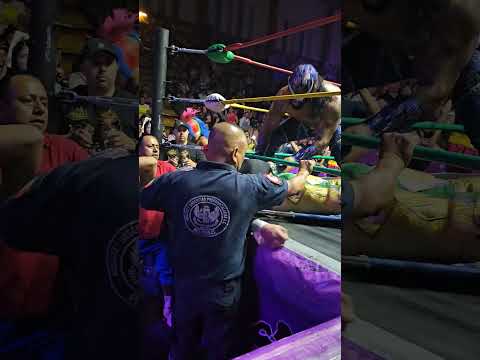 El Rey Espectro es sacado en camilla del Ring de la Arena Neza