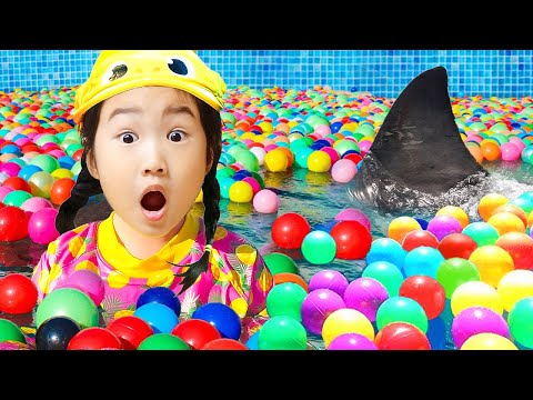 ¡Boram y Papá huyen del tiburón en la piscina! 🦈🏊‍♀️