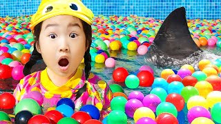 ¡Boram y Papá huyen del tiburón en la piscina! 🦈🏊‍♀️
