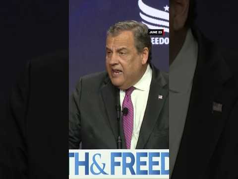 Conservative crowd reacts to Chris Christie criticizing Trump