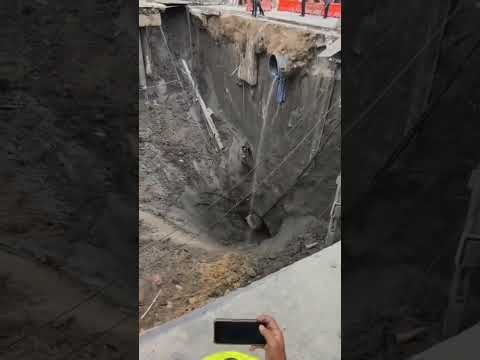Lubang Sinkhole di Bangkok ‘Telan’ Sejumlah Kendaraan dan Tiang Listrik #viral #sinkhole #shorts