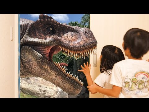 【寸劇】巨大な恐竜が現れた!! 魔法の扉を開けると恐竜の世界へ?! Magic door for kids