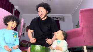 لما تفتح بطيخه مع ولادك 🤦🏻‍♂️😂🍉 البطيخ بيتاكل كده 🤡