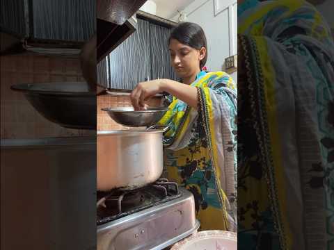 Garmi Or Kitchen Ky Kam 🤕😅🔪😷🙄🙆🏻‍♀️🔥 please subscribe my channel 😊#minivlog #vlog #short