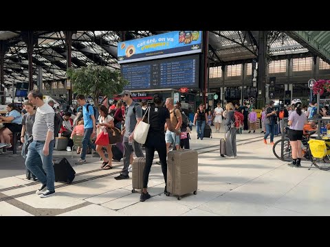 Holidaymakers crowd Gare de Lyon as vacation weekend begins | AFP