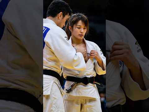 先輩に襟を整えてもらう柔道家