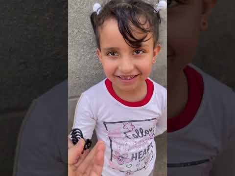 مهدي ينطي هديه لمعصومة