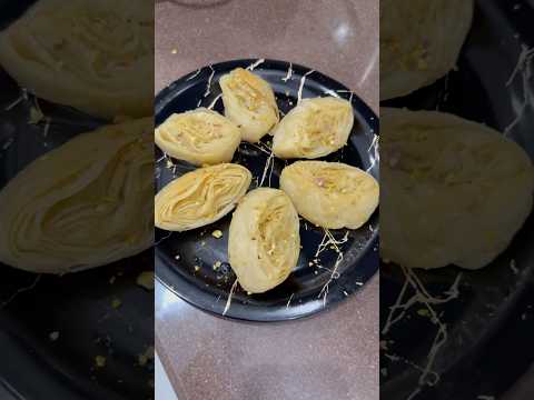 Shadi mai yeh na mile to Barati Naraaz ho jate h🫓😳#delhiist #ytshorts #khajarecipe #desimithai