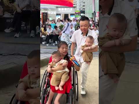 It is not easy for a family with disabilities to sing passionately on the street. From the persp