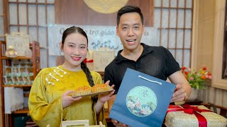 CÙNG HUYỀN THƯƠNG VÀ BỎNG NGÔ MARIO MỞ HỘP BÁNH TRUNG THU GÂY QUỸ GIÚP HỌC SINH, ĐẾN TRƯỜNG