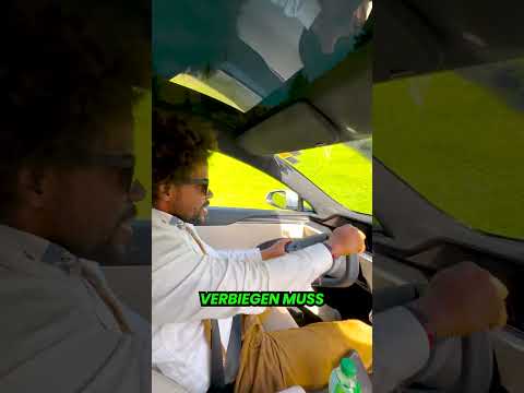 Wie praktisch ist das Tesla Model S Plaid Yoke Lenkrad beim Serpentinen fahren?