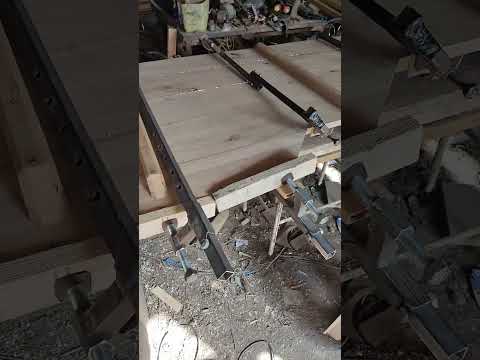 супер стіл уже склеїв стільницю