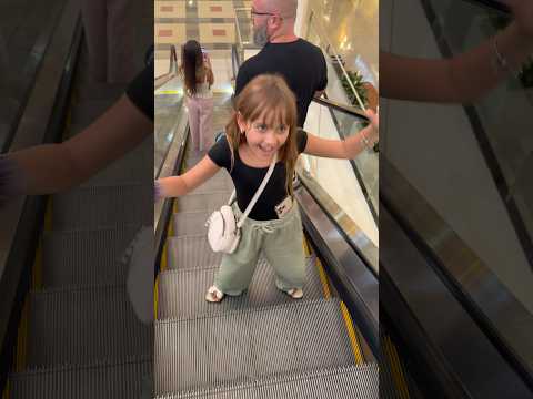 Clarinha desceu escada do shopping e fez isso