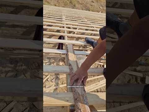 Çatı Terazisi Kontrolü | Mükemmel Ahşap Sabitleme İşçiliği #shorts #woodworking #roofing