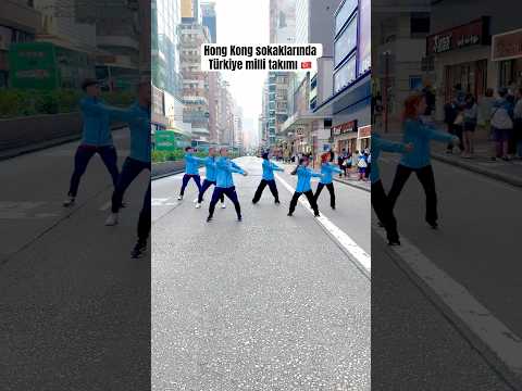 Kübra Dağlı hong kong sokaklarında milli takım ile beraber ufak bi gösteri