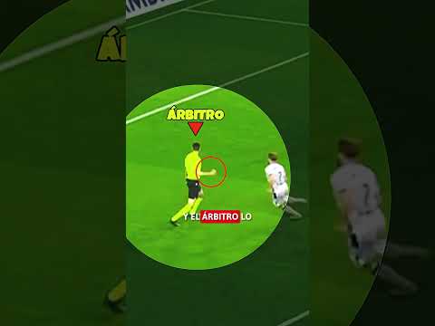 EL ÁRBITRO CELEBRA LA PARADA DEL PORTERO #futbol