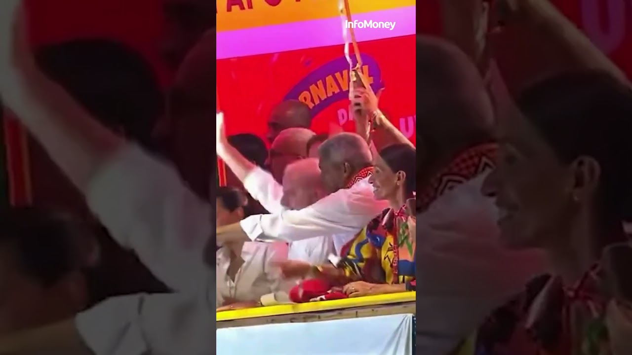 Lula acompanha o desfile do grupo BaianaSystem em Salvador (BA)