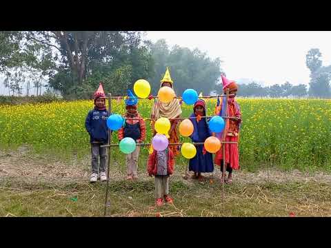 During the winter school holidays, children are taught different colors by bursting balloons