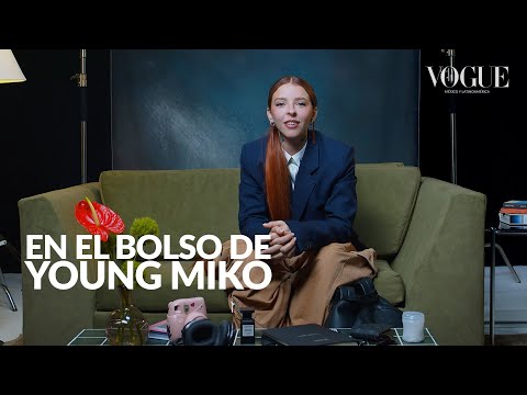 Young Miko: qué hay dentro de su bolso | En el bolso | Vogue México y Latinoamérica