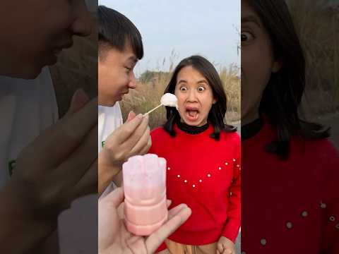 Người chị tốt bụng ăn ly kem dâu🍓, ớt cay , chanh chua, tương ớt sự kết hợp hoàn hảo #shorts