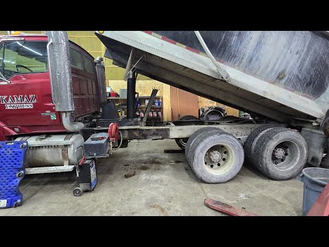 Готовлю самосвал для уборки после урагана.